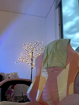 Snapshot of emi_star chatting on 11/19/25, 10:32 emi star online show from 11/19/25, 10:32