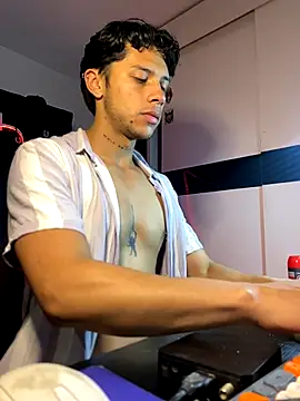 Snapshot of ErosDominant chatting on 10/18/25, 06:26 ErosDominant online show from 10/18/25, 06:26