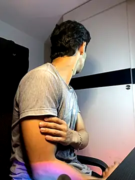 Snapshot of ErosDominant chatting on 10/23/25, 06:13 ErosDominant online show from 10/23/25, 06:13