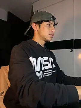 Snapshot of ErosDominant chatting on 11/16/25, 05:35 ErosDominant online show from 11/16/25, 05:35