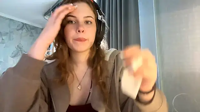 Snapshot of Leyla_Luna chatting on 10/10/25, 10:25 Leyla Luna online show from 10/10/25, 10:25