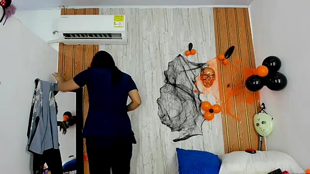 luisabecker  online show from 10/24/25, 01:51