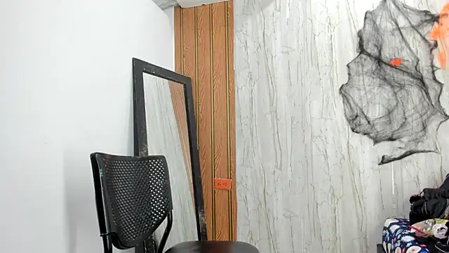 luisabecker  online show from 10/27/25, 01:37