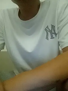 Snapshot of joneslau88 chatting on 10/11/25, 03:32 joneslau88 online show from 10/11/25, 03:32