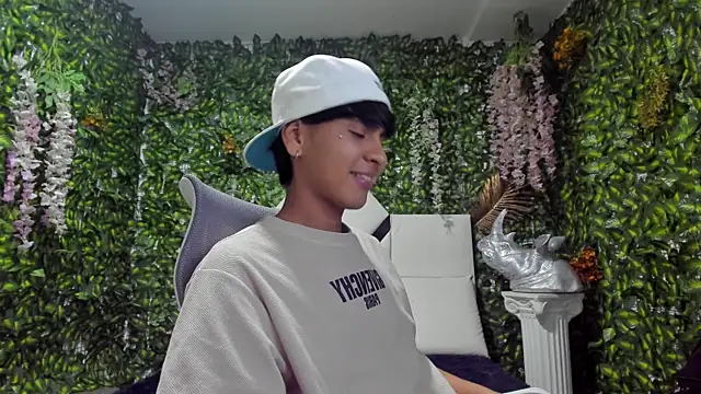 Snapshot of SEBAS_LOVER_ chatting on 10/17/25, 09:39 SEBAS LOVER online show from 10/17/25, 09:39