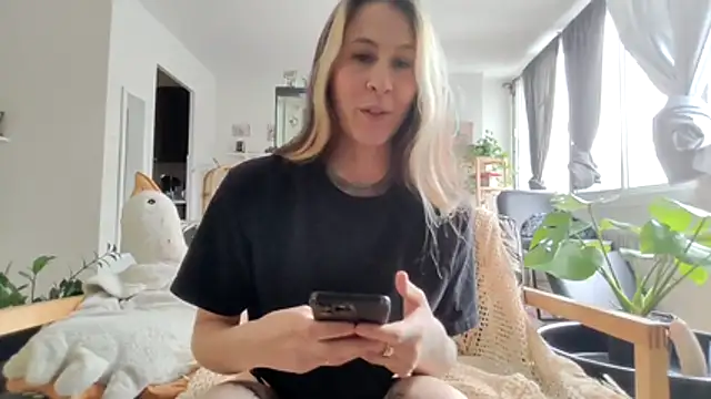 Inked Snow Muse online show from 11/17/25, 04:46