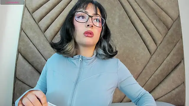 Mythical Girl online show from 10/16/25, 07:37