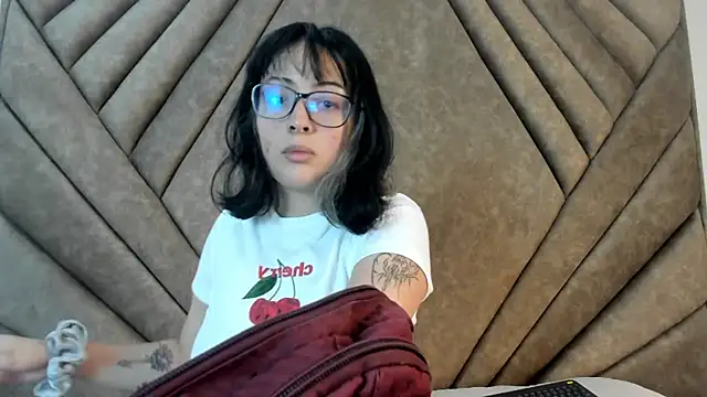 Mythical Girl online show from 11/06/25, 07:26