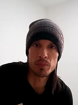 Snapshot of Santini001 chatting on 10/07/25, 03:42 Santini001 online show from 10/07/25, 03:42