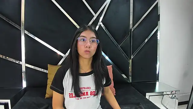 Snapshot of Mia_clark18 chatting on 10/29/25, 02:52 Mia clark18 online show from 10/29/25, 02:52