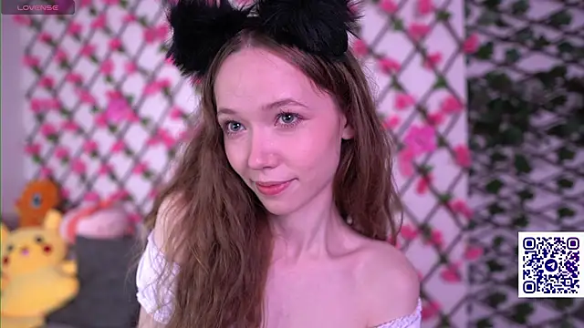 Snapshot of Petite_Polly chatting on 10/08/25, 08:06 Petite Polly online show from 10/08/25, 08:06