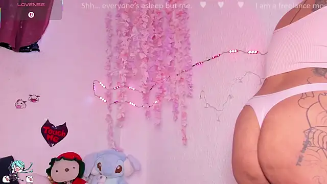 Snapshot of Emilycollei chatting on 11/02/25, 04:09 Emilycollei online show from 11/02/25, 04:09