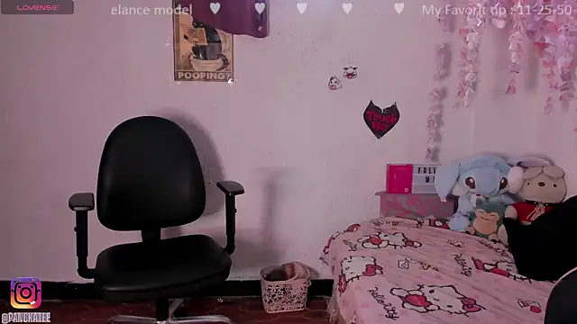 Snapshot of Emilycollei chatting on 11/14/25, 03:11 Emilycollei online show from 11/14/25, 03:11