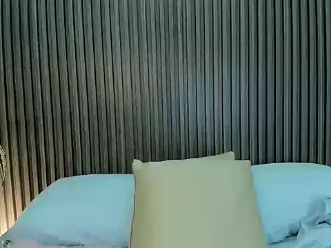 laura maite  online show from 10/23/25, 12:04