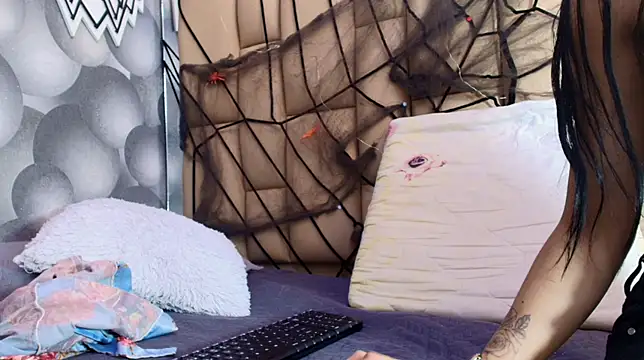 hannah teehn online show from 10/23/25, 07:12