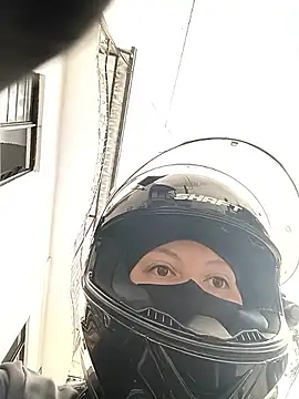 Snapshot of Scarlet_Aura chatting on 10/24/25, 05:20 Scarlet Aura online show from 10/24/25, 05:20