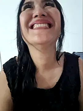 Snapshot of Aisha_Saleh chatting on 11/27/25, 10:23 Aisha Saleh online show from 11/27/25, 10:23