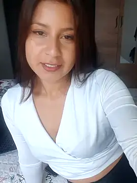 Snapshot of hotlina22 chatting on 11/15/25, 08:27 hotlina22 online show from 11/15/25, 08:27