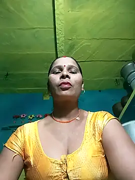 Snapshot of Rt_shreya chatting on 10/25/25, 04:57 Rt shreya online show from 10/25/25, 04:57