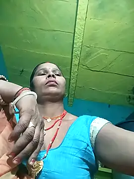 Snapshot of Rt_shreya chatting on 11/17/25, 03:40 Rt shreya online show from 11/17/25, 03:40