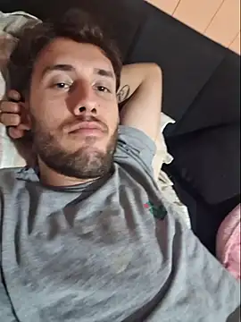 Snapshot of hique25 chatting on 10/28/25, 04:31 hique25 online show from 10/28/25, 04:31