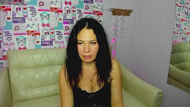Snapshot of Victoria_Panther chatting on 10/11/25, 01:27 Victoria Panther online show from 10/11/25, 01:27