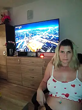 Snapshot of sweetgirl32 chatting on 11/05/25, 11:43 sweetgirl32 online show from 11/05/25, 11:43