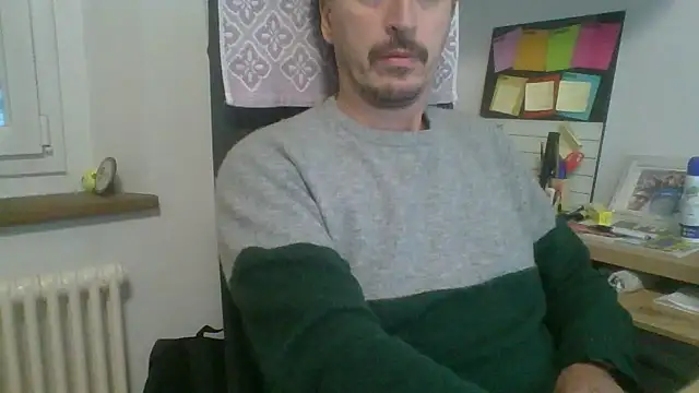 Snapshot of Kawayleo chatting on 10/25/25, 10:15 Kawayleo online show from 10/25/25, 10:15