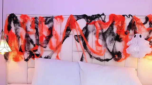 Snapshot of EmmaHolter chatting on 10/20/25, 07:14 EmmaHolter online show from 10/20/25, 07:14