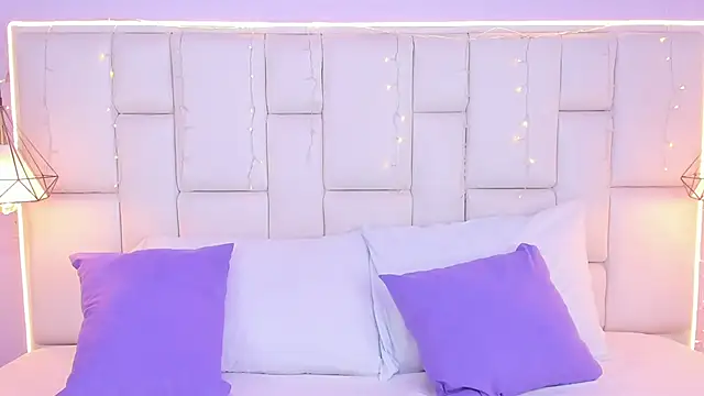 Snapshot of EmmaHolter chatting on 11/14/25, 07:34 EmmaHolter online show from 11/14/25, 07:34