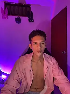 Snapshot of tylernova chatting on 10/21/25, 03:40 tylernova online show from 10/21/25, 03:40