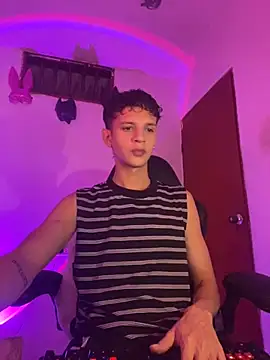 Snapshot of tylernova chatting on 10/23/25, 03:17 tylernova online show from 10/23/25, 03:17