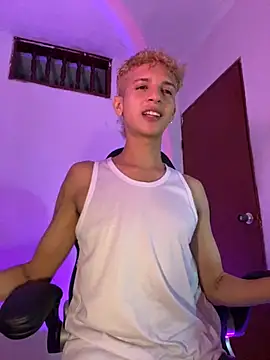 Snapshot of tylernova chatting on 11/10/25, 04:22 tylernova online show from 11/10/25, 04:22