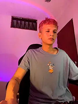 Snapshot of tylernova chatting on 11/14/25, 03:27 tylernova online show from 11/14/25, 03:27