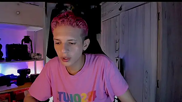 Snapshot of tylernova chatting on 11/21/25, 04:00 tylernova online show from 11/21/25, 04:00