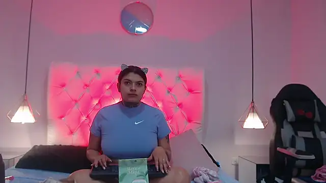 Snapshot of Bubbiecherry chatting on 10/28/25, 12:19 Bubbiecherry online show from 10/28/25, 12:19