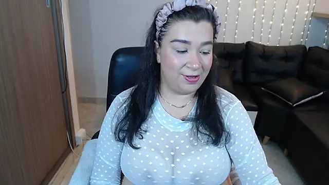 Snapshot of bella_sweet_01 chatting on 10/10/25, 12:04 bella sweet 01 online show from 10/10/25, 12:04