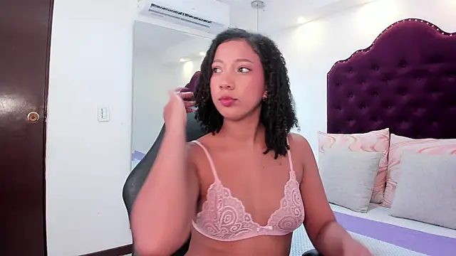 Snapshot of cloe_555 chatting on 10/16/25, 10:33 cloe 555 online show from 10/16/25, 10:33