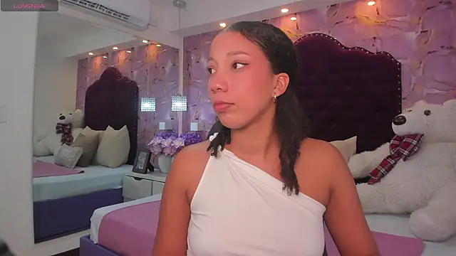 Snapshot of cloe_555 chatting on 10/28/25, 10:12 cloe 555 online show from 10/28/25, 10:12