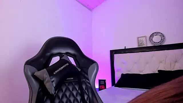 Sara Roades online show from 12/02/25, 01:50