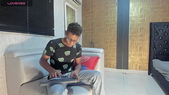 Snapshot of Yeps_pluss chatting on 10/19/25, 08:31 Yeps pluss online show from 10/19/25, 08:31