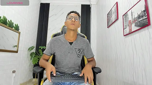 Snapshot of Yeps_pluss chatting on 10/24/25, 09:11 Yeps pluss online show from 10/24/25, 09:11