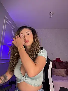 Snapshot of HoneyMollyX chatting on 11/25/25, 01:00 HoneyMollyX online show from 11/25/25, 01:00