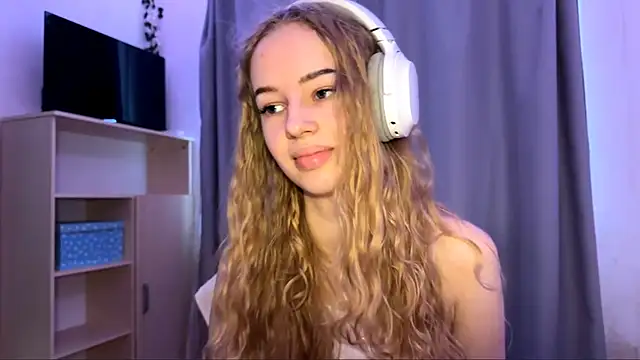 LunaCrave online show from 10/22/25, 09:42