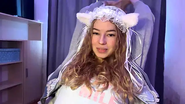 LunaCrave online show from 10/24/25, 07:27