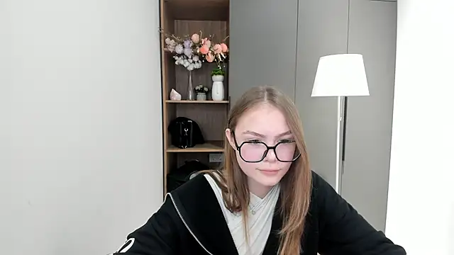Snapshot of HienBaisey chatting on 10/10/25, 03:27 HienBaisey online show from 10/10/25, 03:27