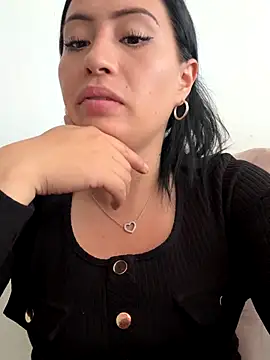 Snapshot of saris_moon chatting on 10/21/25, 05:24 saris moon online show from 10/21/25, 05:24