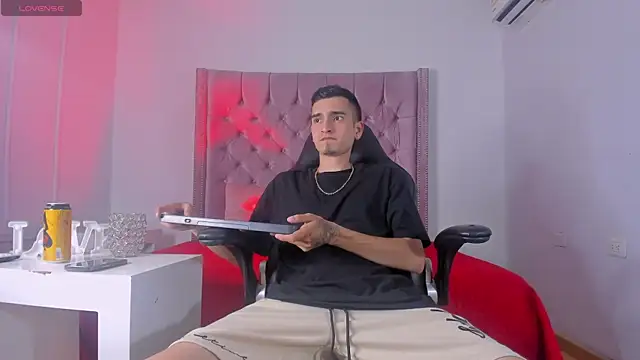 Snapshot of Ethan_Boy_ chatting on 10/13/25, 08:20 Ethan Boy online show from 10/13/25, 08:20