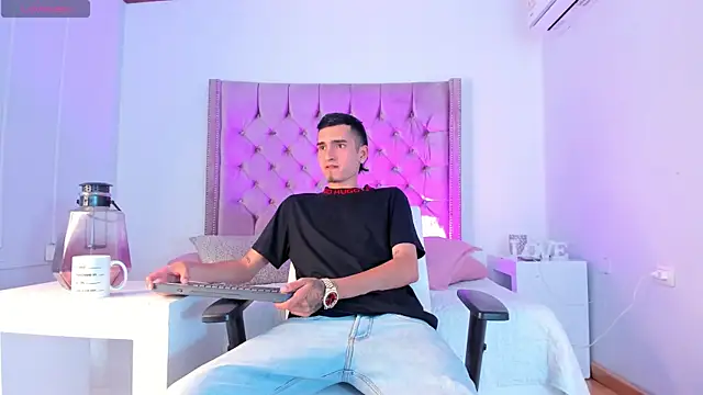 Snapshot of Ethan_Boy_ chatting on 10/14/25, 09:37 Ethan Boy online show from 10/14/25, 09:37