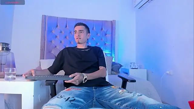 Snapshot of Ethan_Boy_ chatting on 10/17/25, 09:39 Ethan Boy online show from 10/17/25, 09:39